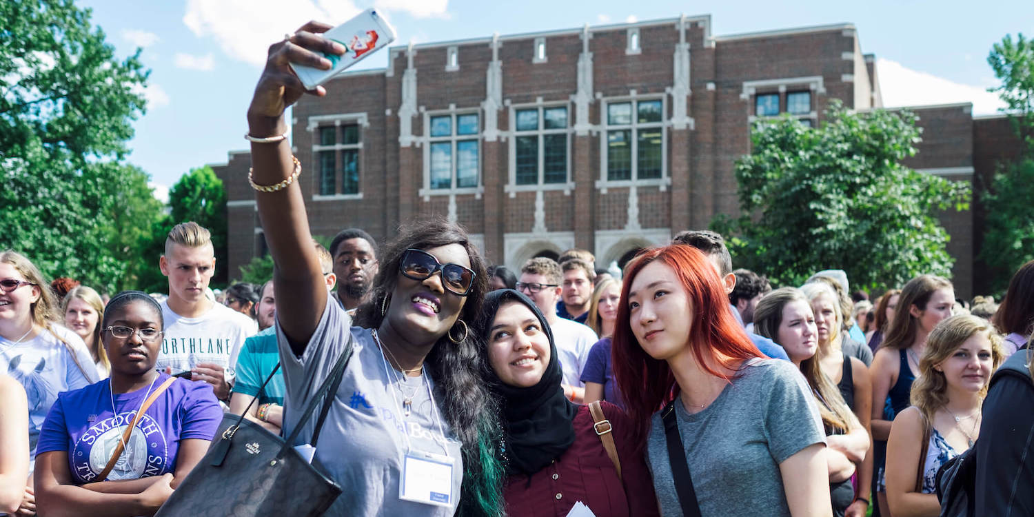 Students Takingphoto 1500X750